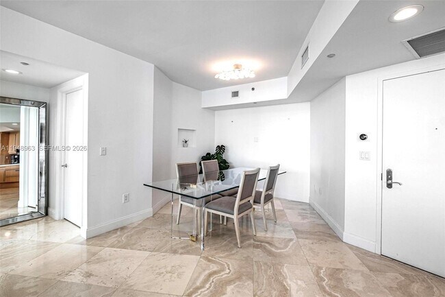 Building Photo - 1000 South Pointe Dr