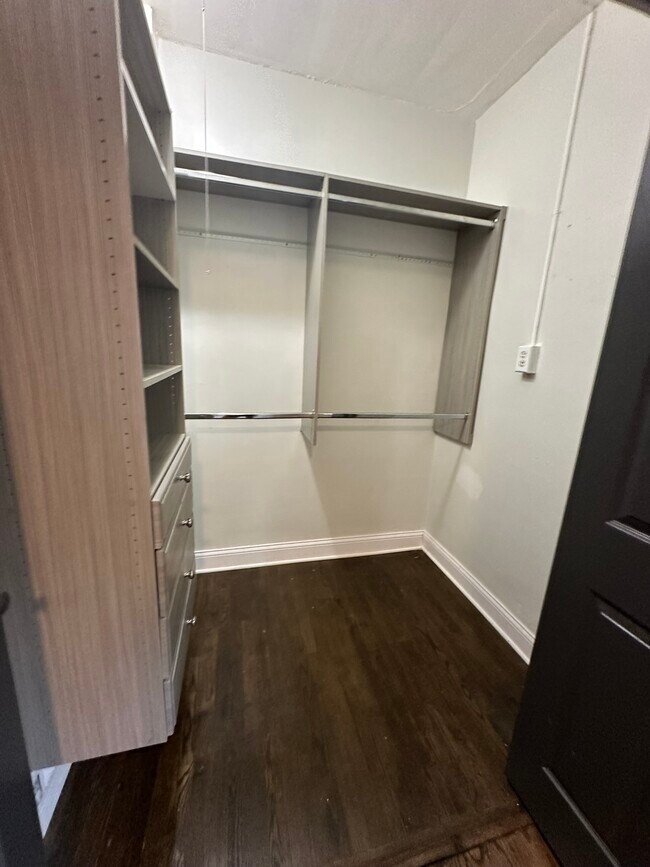 Building Photo - 1926 Wesley Ave