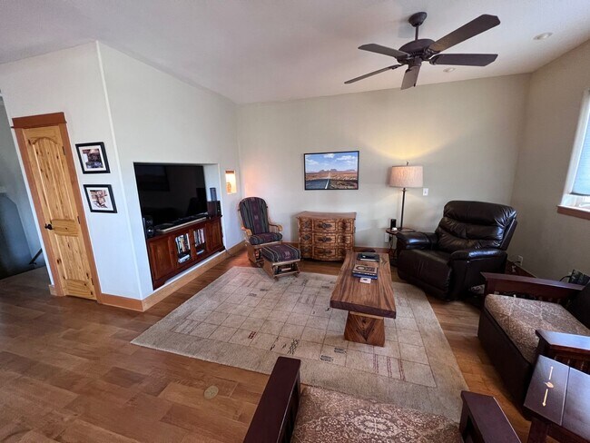 Building Photo - Spacious 3BR 3BA Townhome in Durango