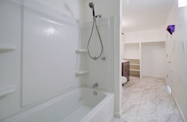 Building Photo - 9316 E Balsam Ave