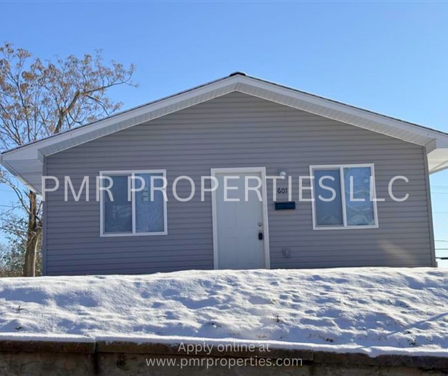 Primary Photo - 3 Bedrooms/2 Bathroom House