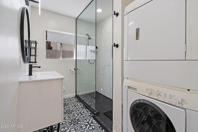 Building Photo - 930 E Whitton Ave