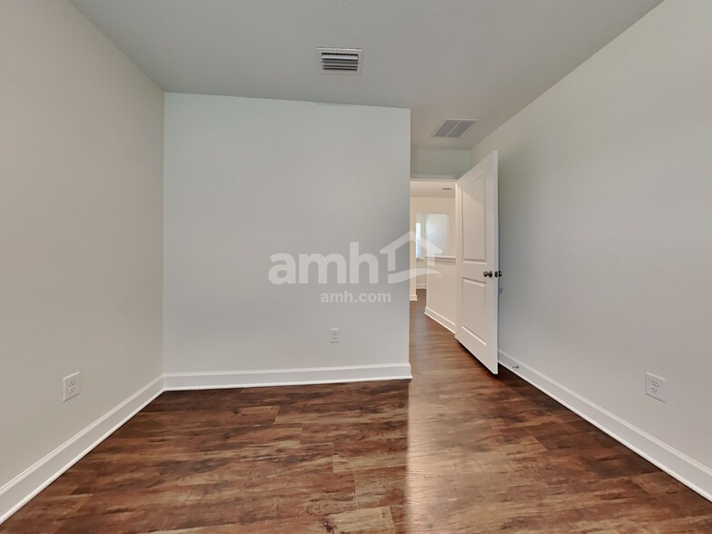 Building Photo - 998 Tan Tara Trl