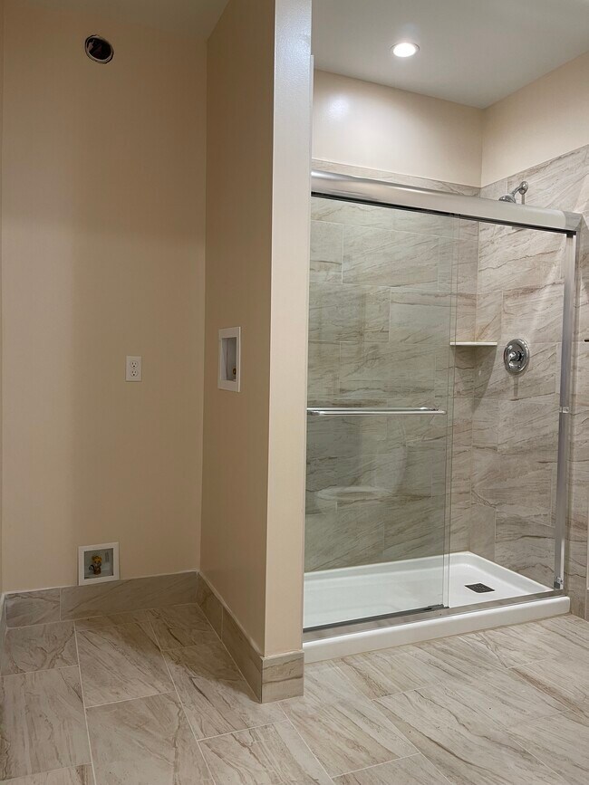 Master bathroom - 528 Chapel St