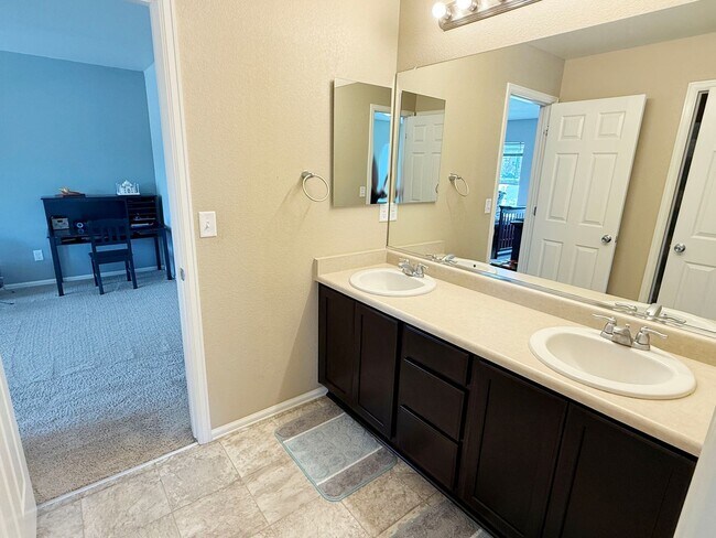 Building Photo - Amazing large 2-Story with open floor plan...