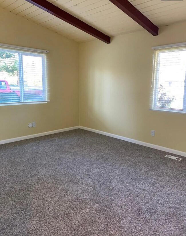 Building Photo - Charming 3-Bed 2bath Single-Level Home in ...