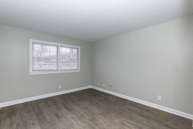 Building Photo - Two Bedroom Home!