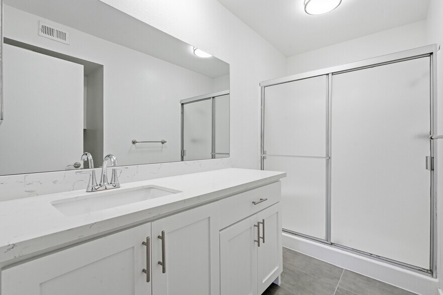 Building Photo - 9000 Vanalden Ave