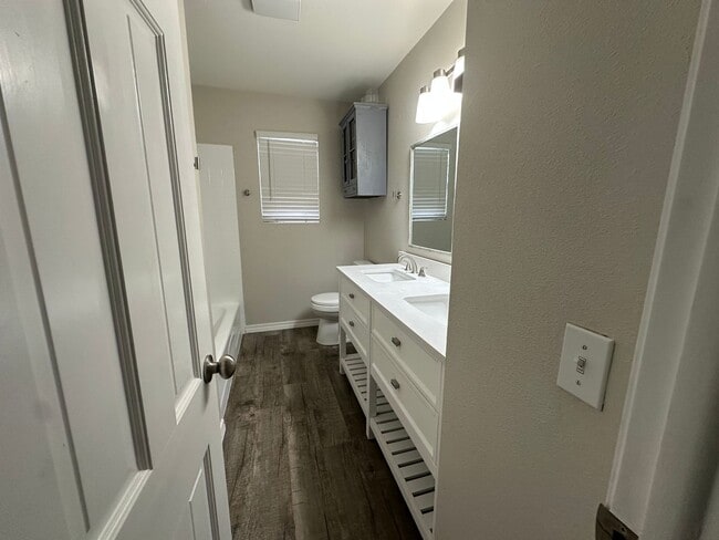 Building Photo - Welcome to this charming 3-bedroom, 2-bath...