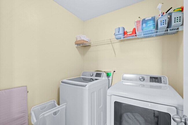 Building Photo - 430 Rockcrest Way