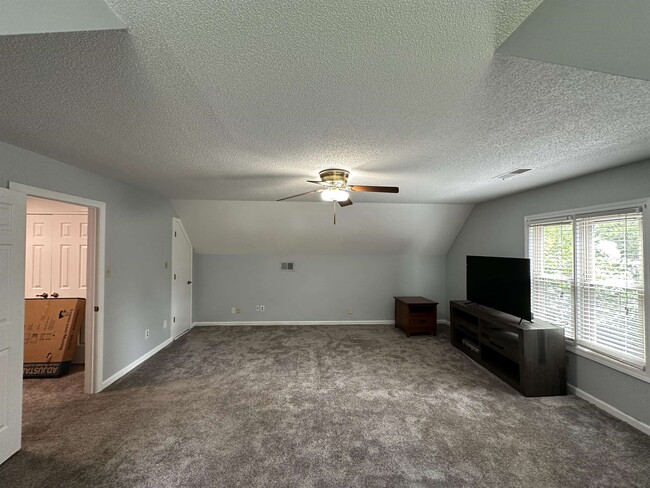 Building Photo - 9118 Fox Ridge Rd