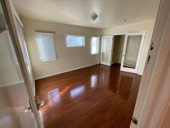 Building Photo - 2360 N Windsor Ave