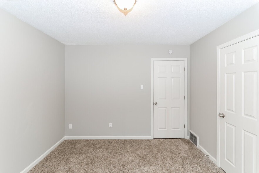 Building Photo - 5896 Pipers Green Ln