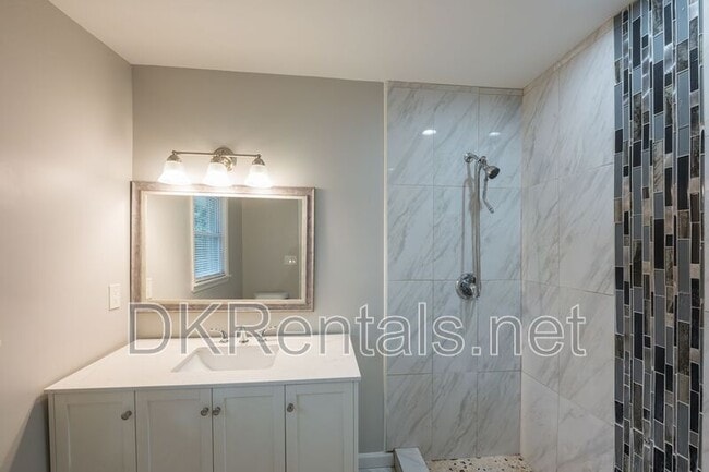 Building Photo - 257 Barfield Ave SW