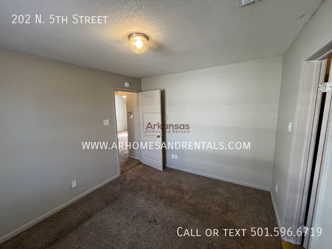 Building Photo - 202 N 5th St