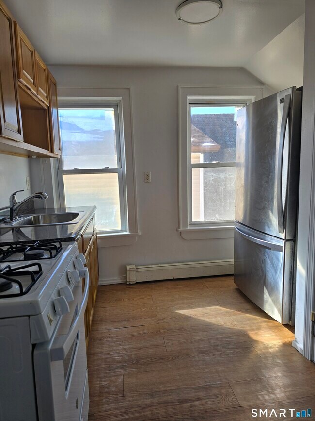 Building Photo - 233 Monroe St