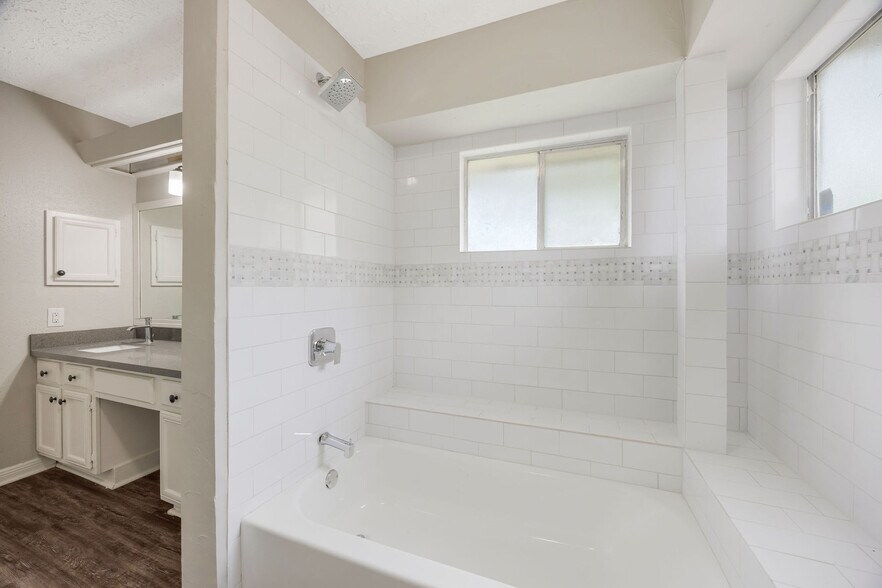 Building Photo - 909 Littleport Ln