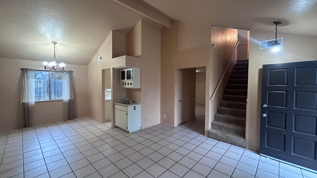 Building Photo - 560 Clover Dr