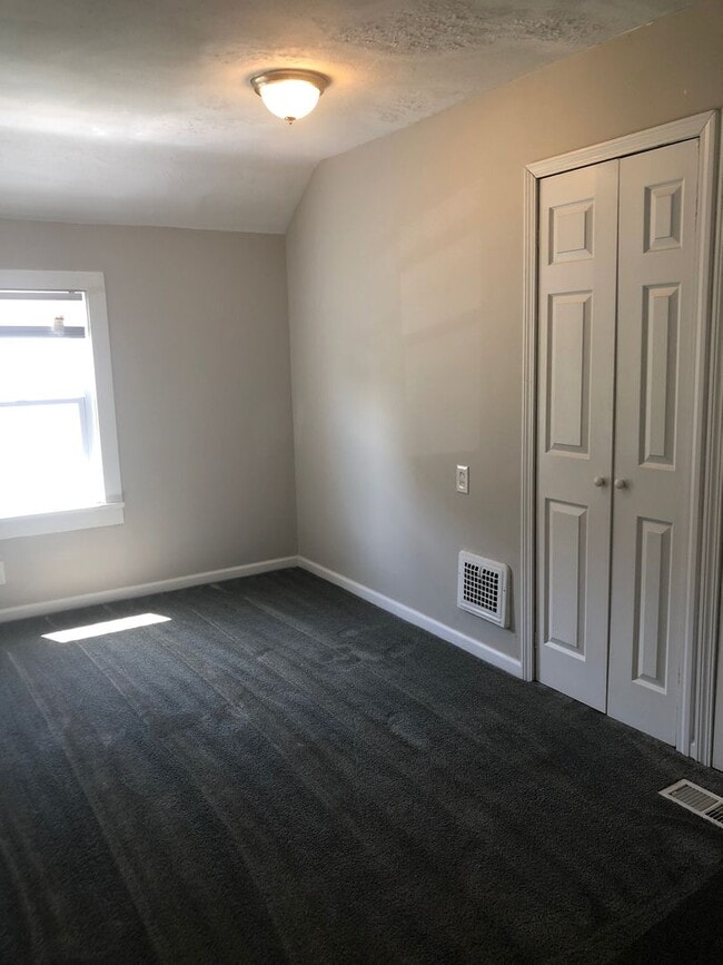 Building Photo - Single Family Home 3 beds 2 bath Available Now!