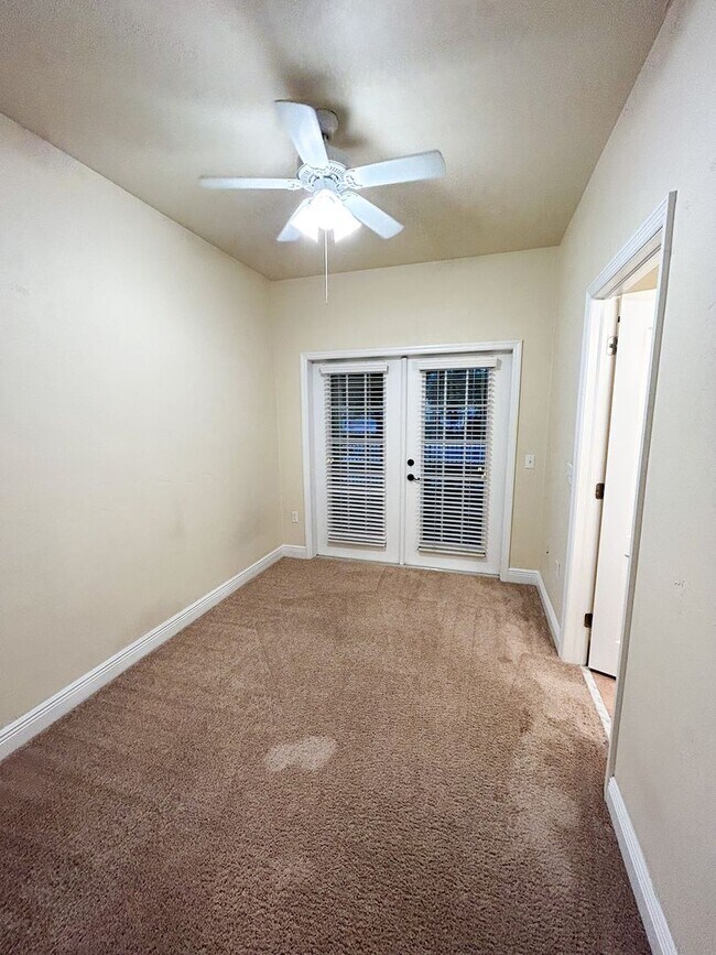 Building Photo - Chase Hollow #101