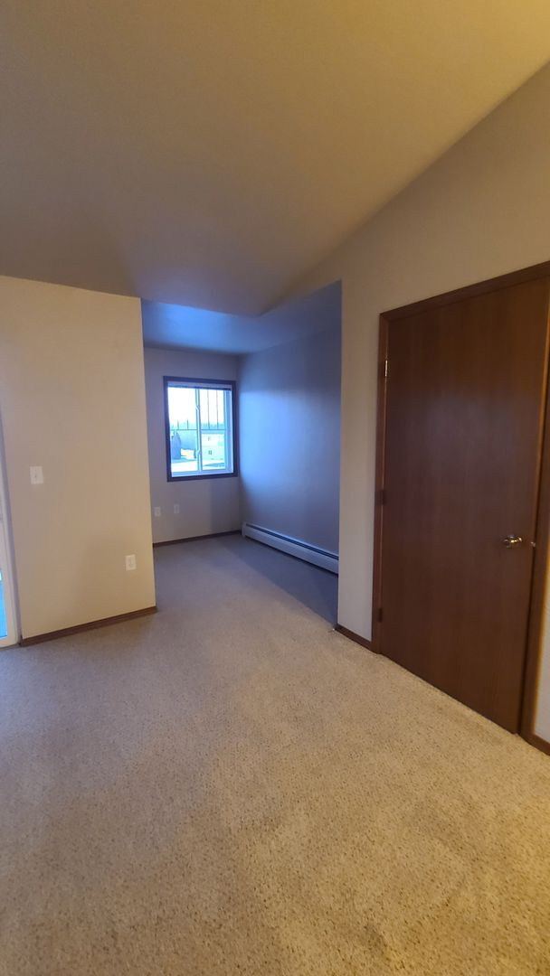 Building Photo - 1 Bed, 1 Bath 930 Sq Ft 2nd Floor