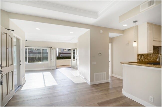 Building Photo - Tennis Villas 2 Bedroom Condo!