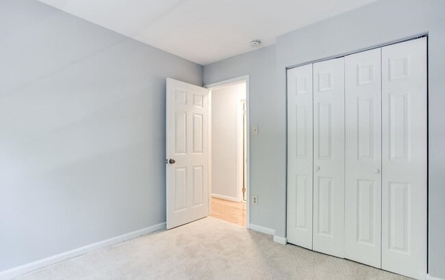 Building Photo - Gorgeous and fully updated 3BR 3.5BA 3 lev...