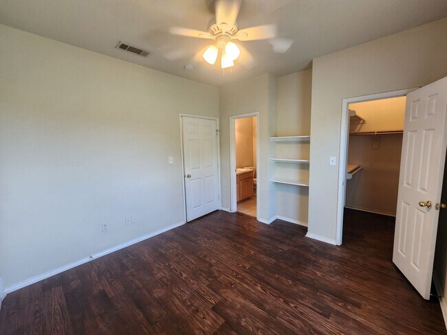 Building Photo - Charming 3 bedroom duplex in Weatherford
