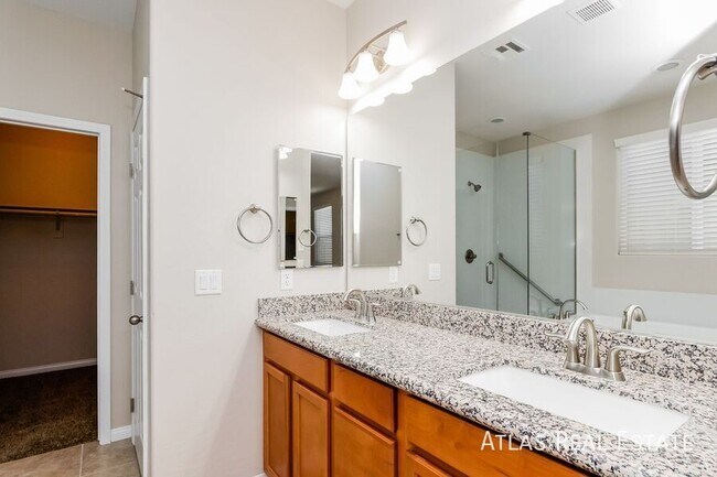 Building Photo - 577 Comodo St