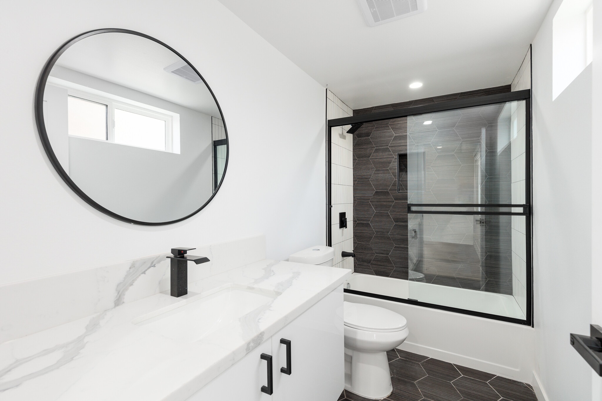 Building Photo - 1416 S Orange Dr