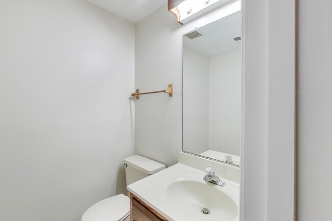 Building Photo - Ellicott City townhome for you!