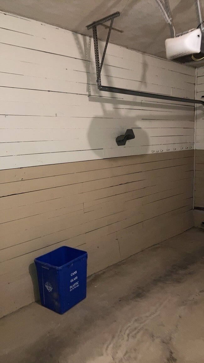 Building Photo - 1076 Sherwood Dr