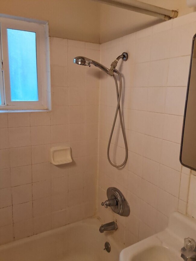 Building Photo - 2 bd 1 ba with off-street parking