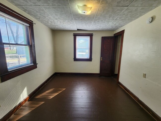 Building Photo - 3 Bedroom House w/Detached Garage!!!