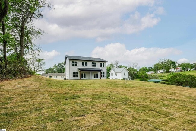 Building Photo - 610 N Shamrock Ave