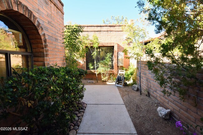 Building Photo - 4581 Cam Campero