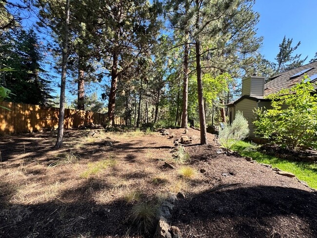 Building Photo - FOR RENT: FURNISHED LONG-TERM EXTREMELY CO...