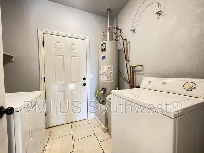 Building Photo - 2549 Country Club Dr