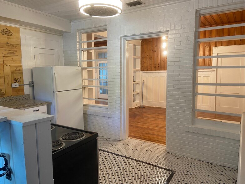 Building Photo - 616 W Azeele St