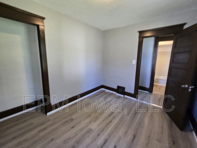 Building Photo - 124 Moir St