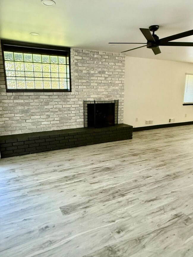 Building Photo - Beautiful remodeled home
