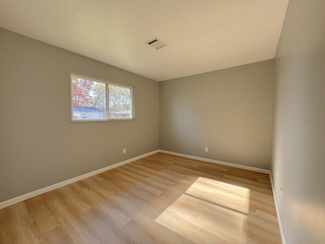 Building Photo - 5200 Mapleridge Dr