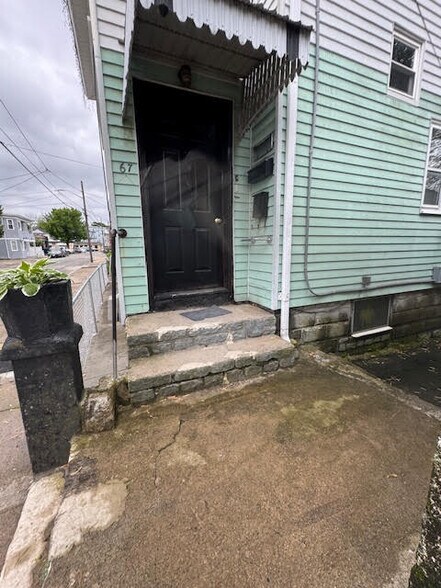 Primary Photo - 67 Simmons St