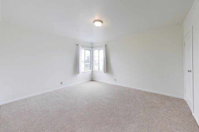 Building Photo - Bright Corner Home with Family Room, Yard & Laundry in Prime Sunset Location!