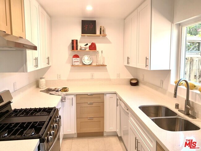 Building Photo - 11138 Aqua Vista St