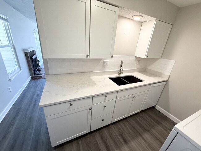 Building Photo - Updated 2 Bedroom/1 Bath Apartment in Parkville *READY NOW*