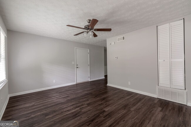 Building Photo - 2364 Peachwood Cir NE