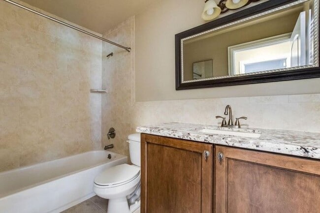 Building Photo - 2713 Yarmouth Dr