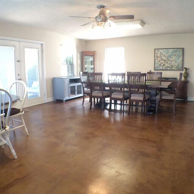 Building Photo - 503 Cozby St N