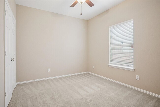 Building Photo - Awesome family home!